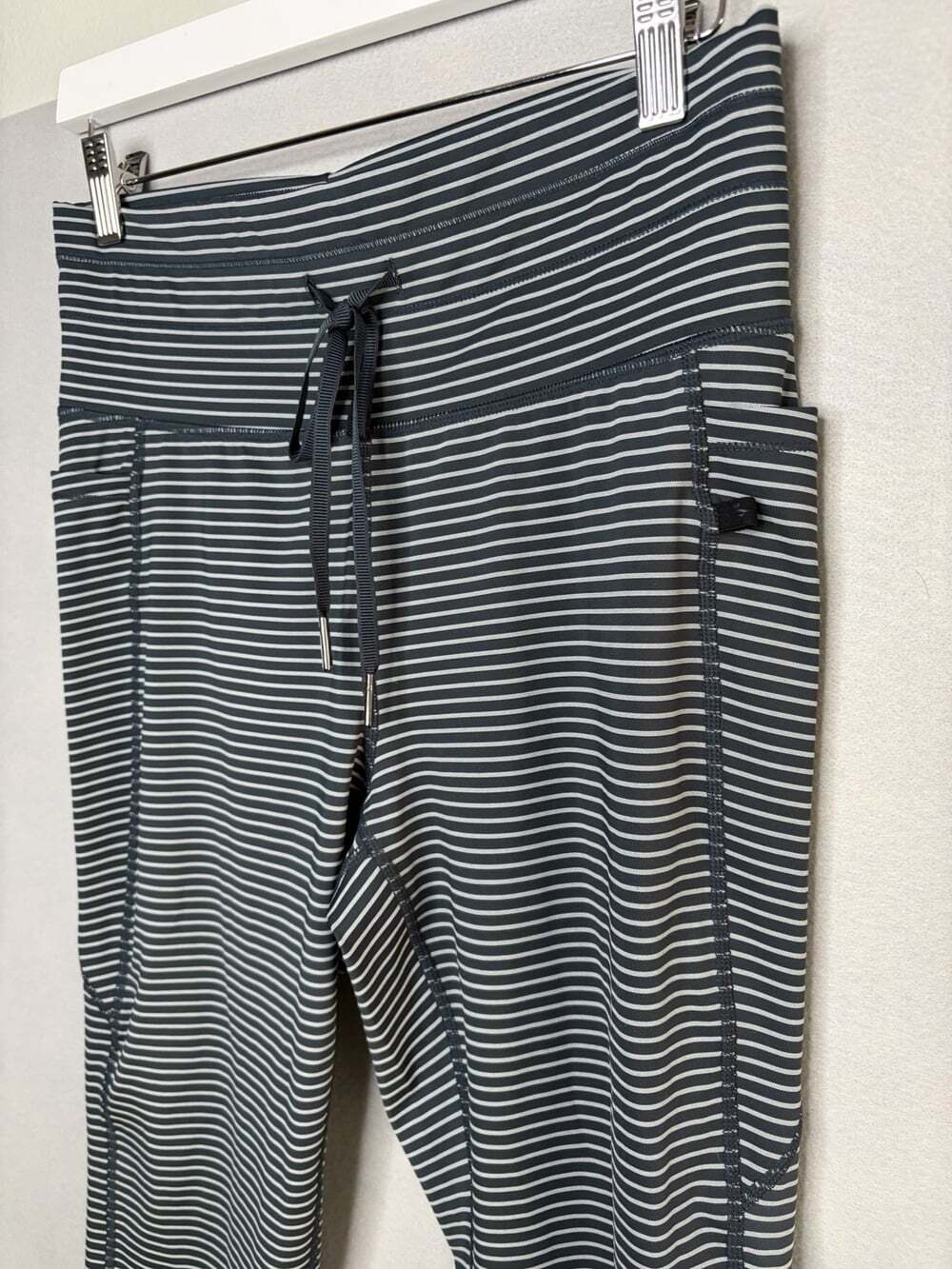 Halara LARGE Leggings Blue White Stripe High Waist Side Pocket Gym 7/8" - Picture 3 of 8